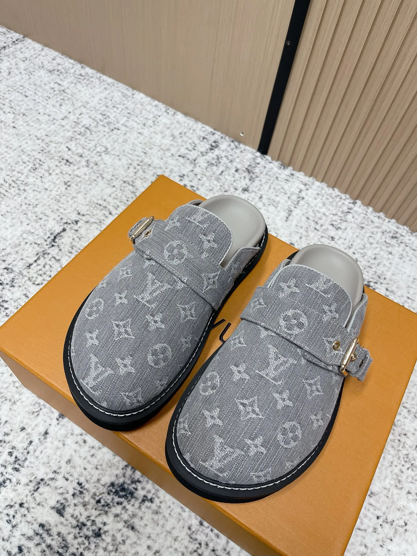 [L Family] P: 460💰 Size: 35-46 (female 40.41, male 45 46 custom-made) Top version Louis vuitton Lv new couple Birkenstock slippers. Cute and cute, not too good on the feet. Simple and high-end slingback design. Ready to wear and go. Good news for lazy people. Imported cowhide leather upper/imported old calico. Original hardware buckle, original molded high-density foam outsole.